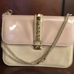 Dusty rose patent leather Valentino shoulder bag.